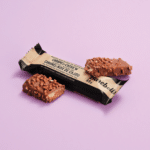 Image visuelle - barre de caramel et de noix de cajou sur fond violet